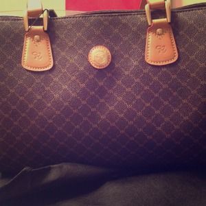 A Rioni handbag/purse. Brand new. Never carried.