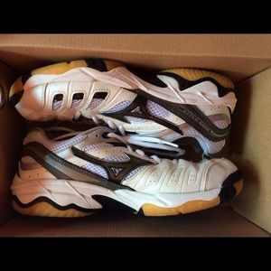 Mizuno women's volleyball shoes (size 8.5)