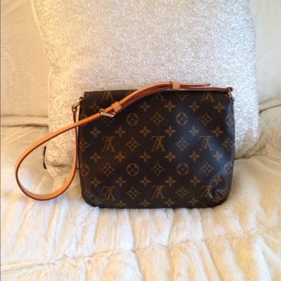 🌺SOLD🌺Louis Vuitton Musette Tango - Picture 2 of 4