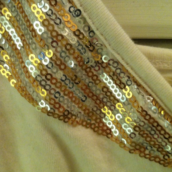 White sequin trimmed cami w/ adjustable straps. - Picture 3 of 4