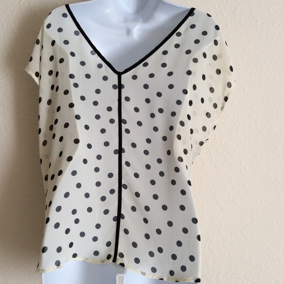 Beige top with black polka dots - Picture 2 of 4