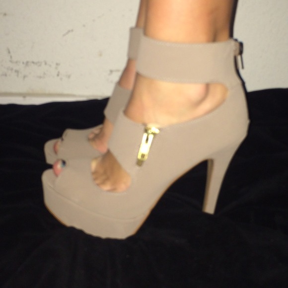 Qupid size 8 taupe heels