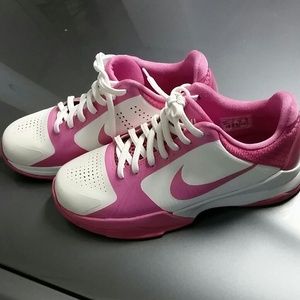 Kobes  pink nike shoes