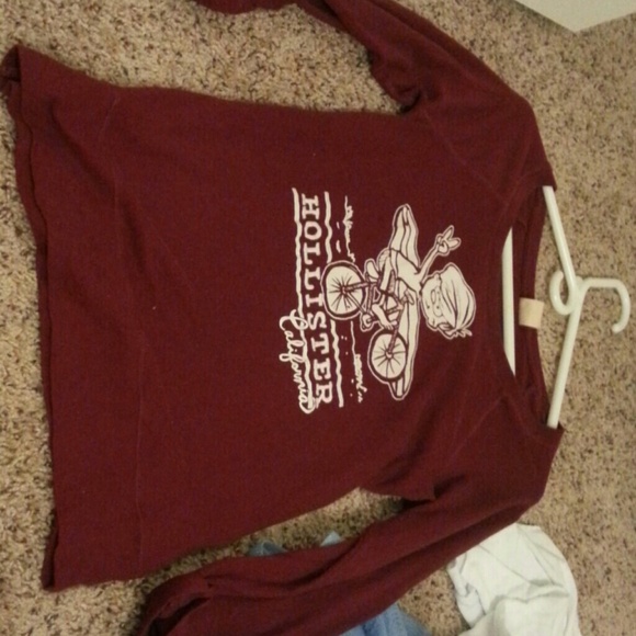 Maroon Hollister graphic tee