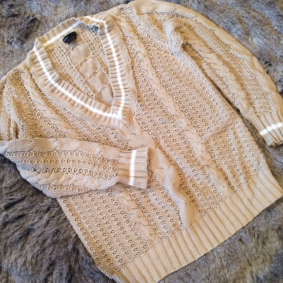 ❎ Tan and cream oversized cable knit sweater.