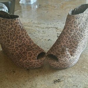 Leopard wedge size 8
