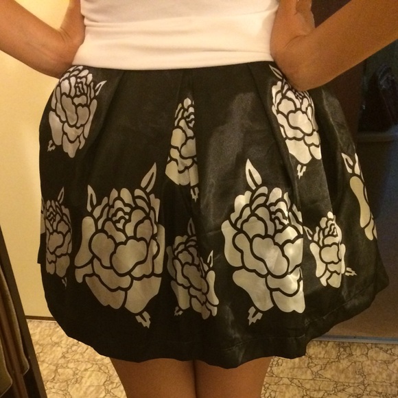 πHOLIDAY SALEπ Floral Skirt - Picture 2 of 4
