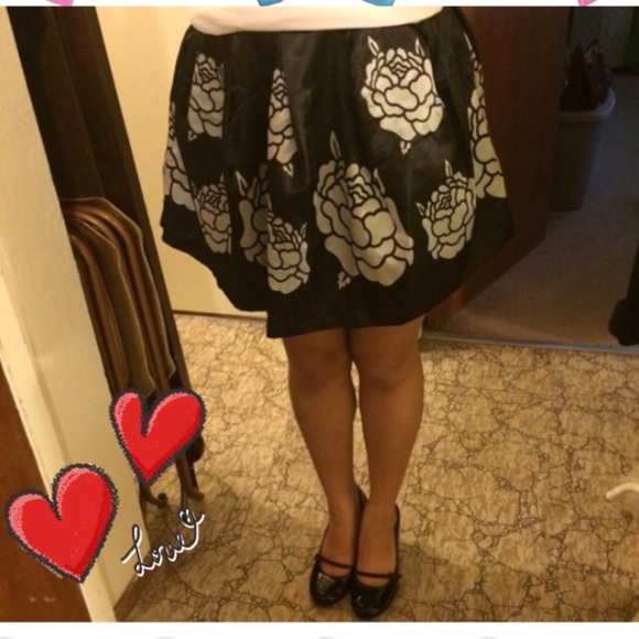 Charlotte Russe Dresses & Skirts - 🎄HOLIDAY SALE🎄 Floral Skirt