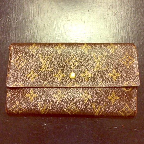 Louis Vuitton Clutches & Wallets - Large Louis Vuitton International Wallet Authentic