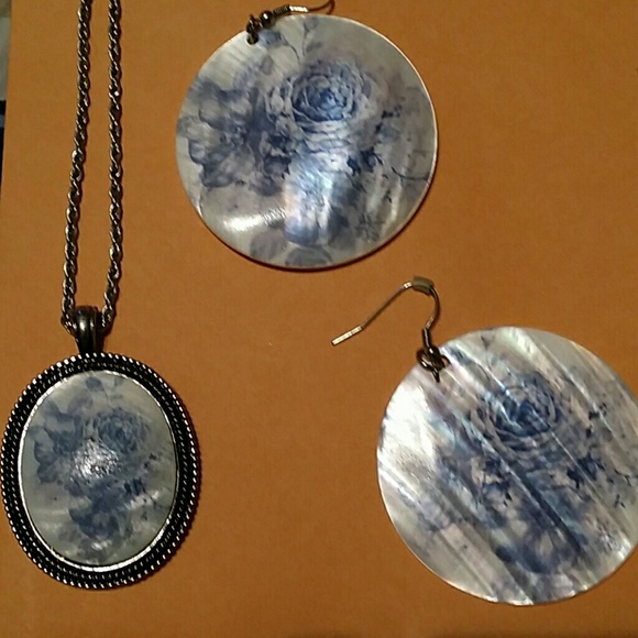 Necklace with matching earrings... vintage look!