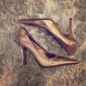 🚫SOLD🚫Aldo Pointy Toe Pump Metallic Pink Scallop