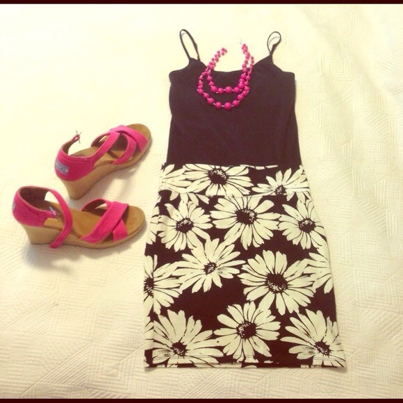 🚨SOLD🚨 Forever 21 Daisy Pencil Skirt - Picture 3 of 4