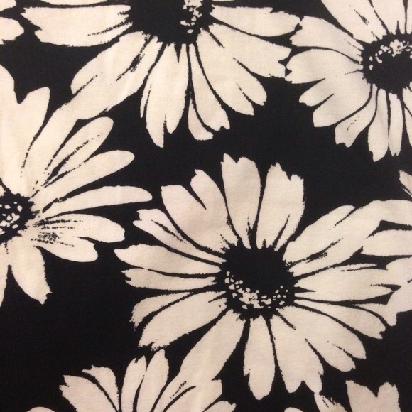 🚨SOLD🚨 Forever 21 Daisy Pencil Skirt - Picture 4 of 4