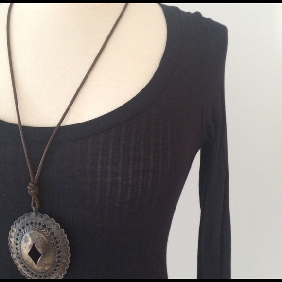 ❎SOLD❎🎉HP🎉High low black top - Picture 2 of 4