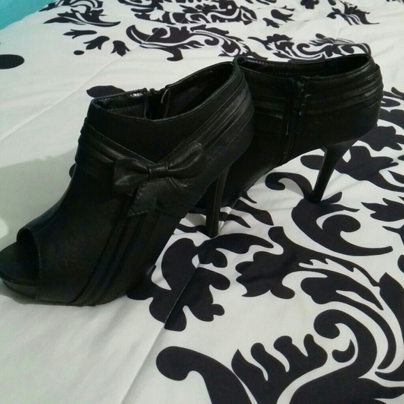 Black heels with bow
