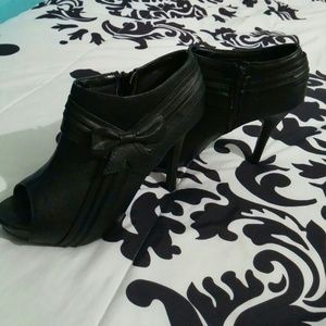 Black heels with bow