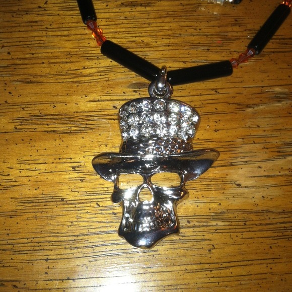 On Hold------10/31/14 Host Pick Skull Necklace - Picture 2 of 3