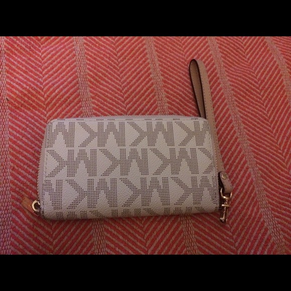 Michael kors wristlet - Picture 3 of 4