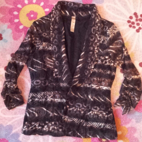 quarter sleeve blazer