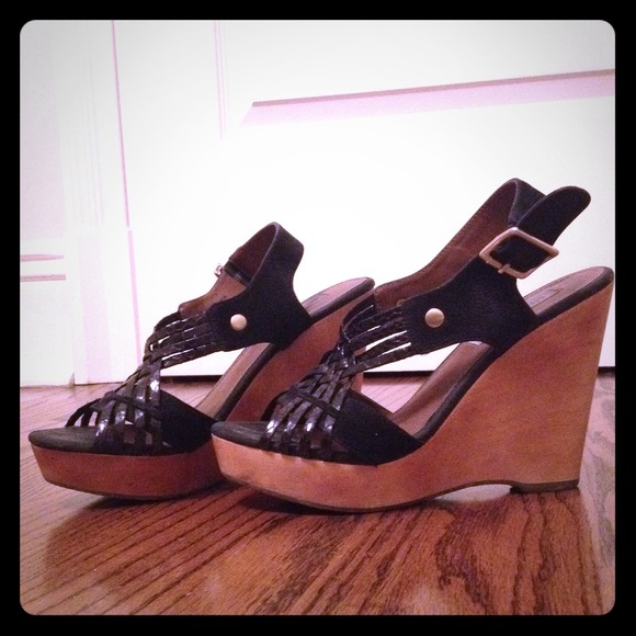 Black wedged sandal