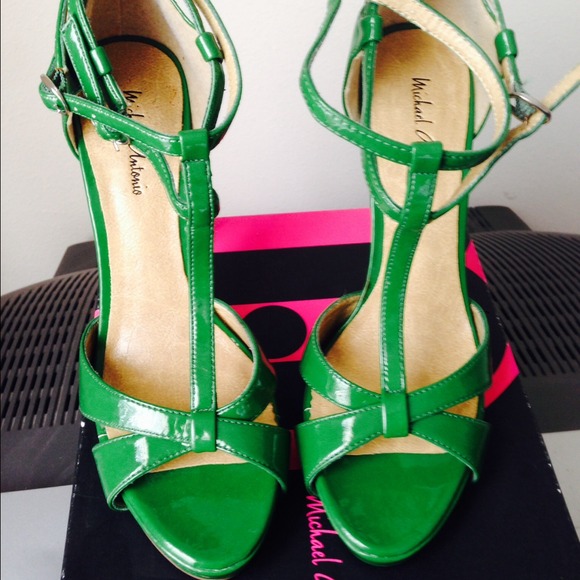 🚫SOLD🚫 Michael Antonio patent green pumps.