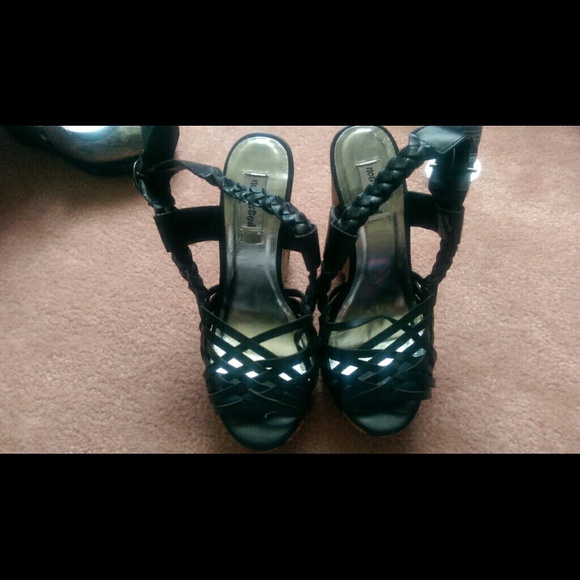 Not rated black wedges