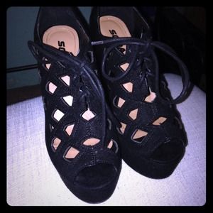 Black cut-out Wedges!