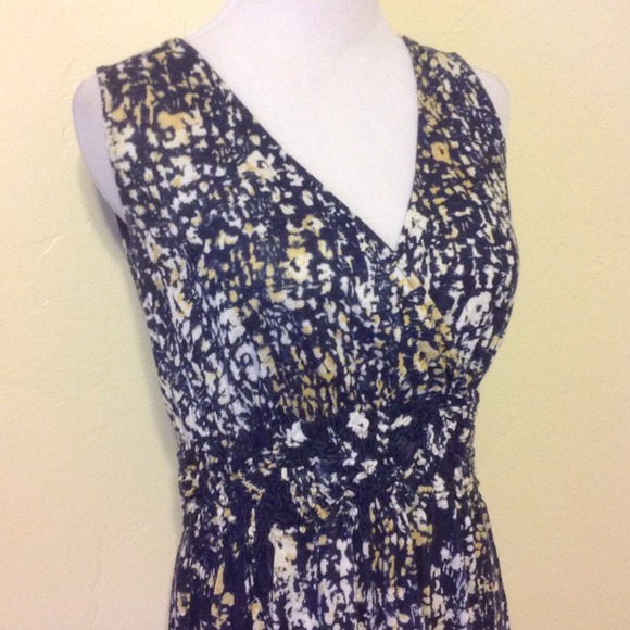BUNDLED! Patterned V-Neck Dress - Picture 2 of 3
