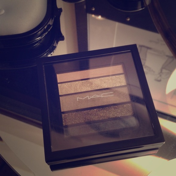 Veluxe pearlfusion shadow in Greenluxe.
