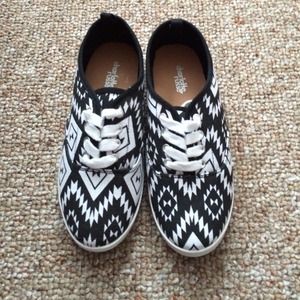 SALE! NWOT Aztec print shoes