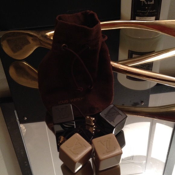 LOUIS VUITTON Damier style hair cubes