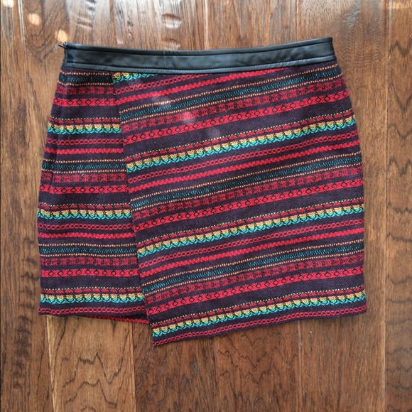 SOLD- Forever 21 quilted mini skirt! (Sz medium/6) - Picture 2 of 3