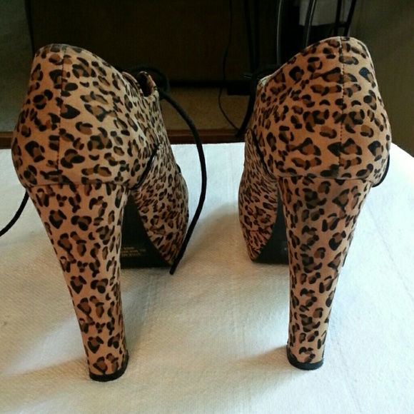 ❌SOLD❌Leopard Booties - Picture 2 of 4