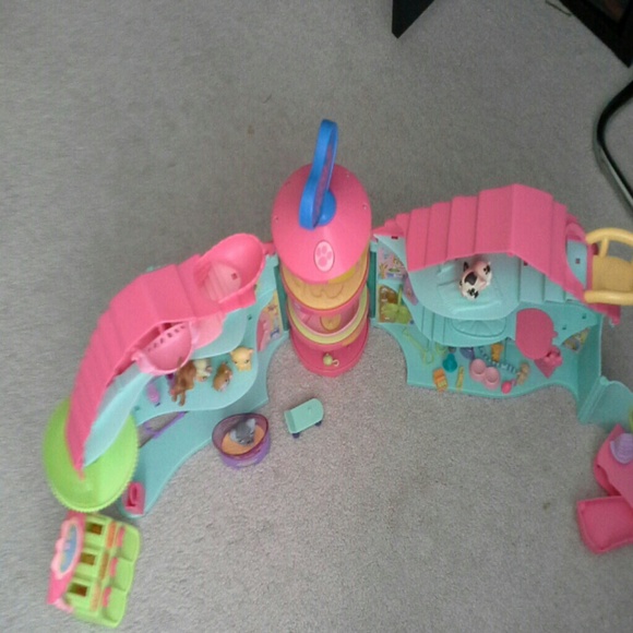 Biggest Littlest Pet Shop Playset and Accesories