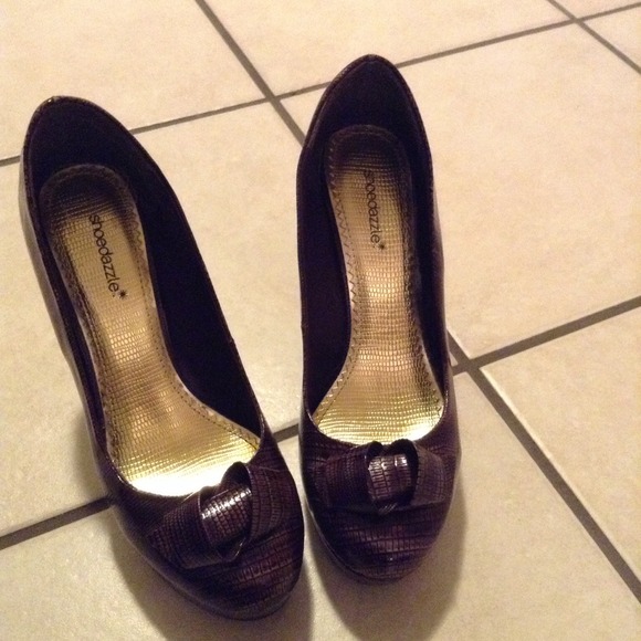 *SOLD* Shoedazzle Purple Pump
