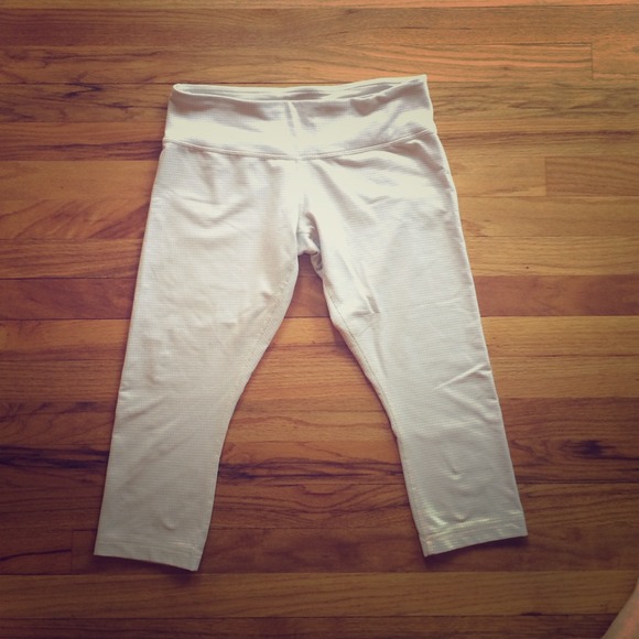Reserved Lululemon white knit 3/4 length pant
