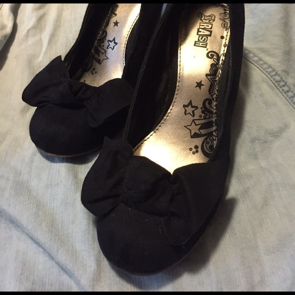 Black wedges