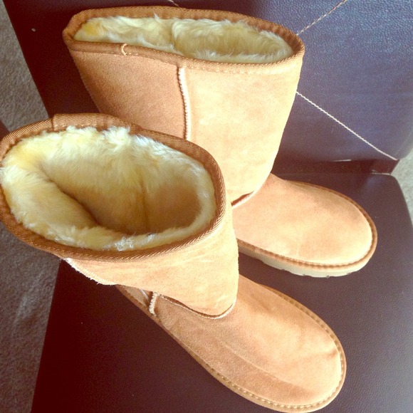 Ugg like camel color boots😳