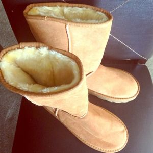 Ugg like camel color boots😳