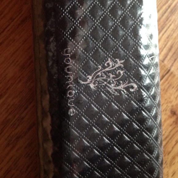 Younique 3D Fiber Lash Mascara - Picture 1 of 4