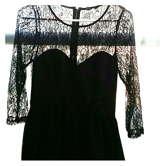 --SOLD----   Guess lace plump top