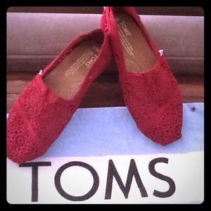 Crannberry Red Lace women's 6.5 TOMS