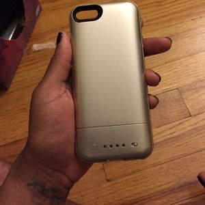 Mophie iphone 5/5s case gold