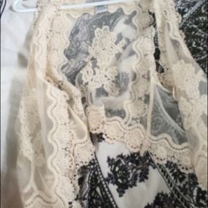 sleeveless lace cardigan(?)