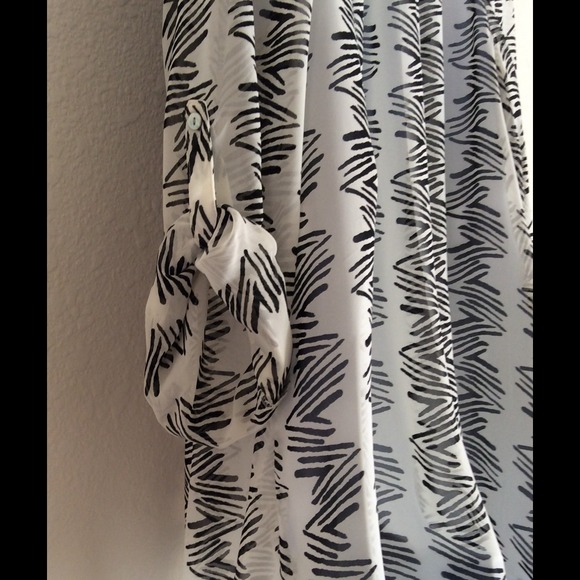 Bellatrix Black & white adjustable sleeve top - Picture 3 of 4