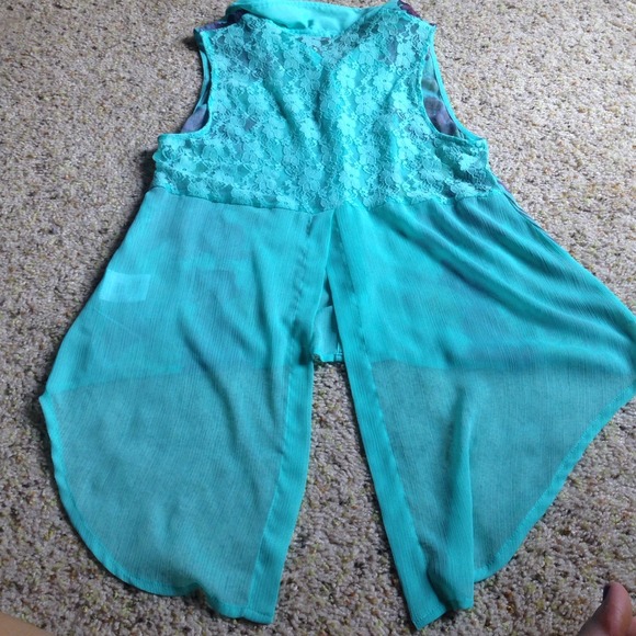 Cute spring collared top! - Picture 2 of 4