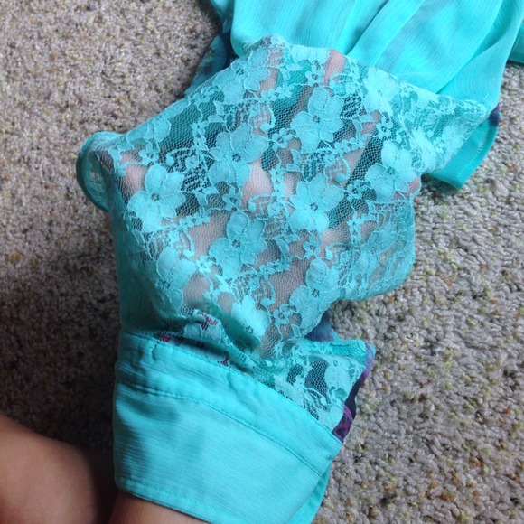 Cute spring collared top! - Picture 3 of 4