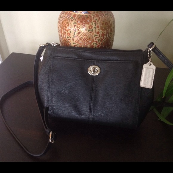 🎉HP🎉Black Leather Crossbody Bag Silver Trim - Picture 2 of 4