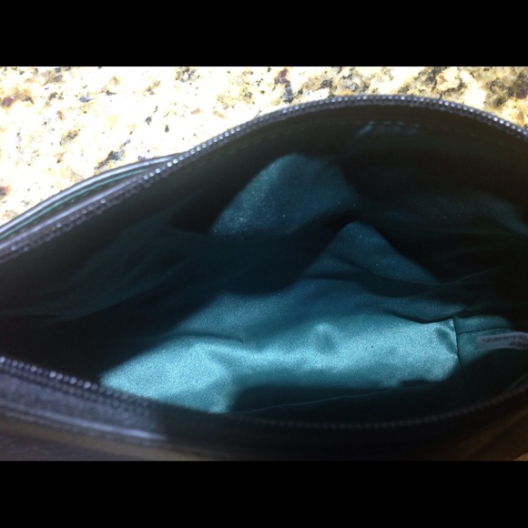 🎉HP🎉Black Leather Crossbody Bag Silver Trim - Picture 3 of 4