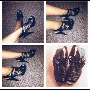 💥price cut!! Cute comfortable woven heels